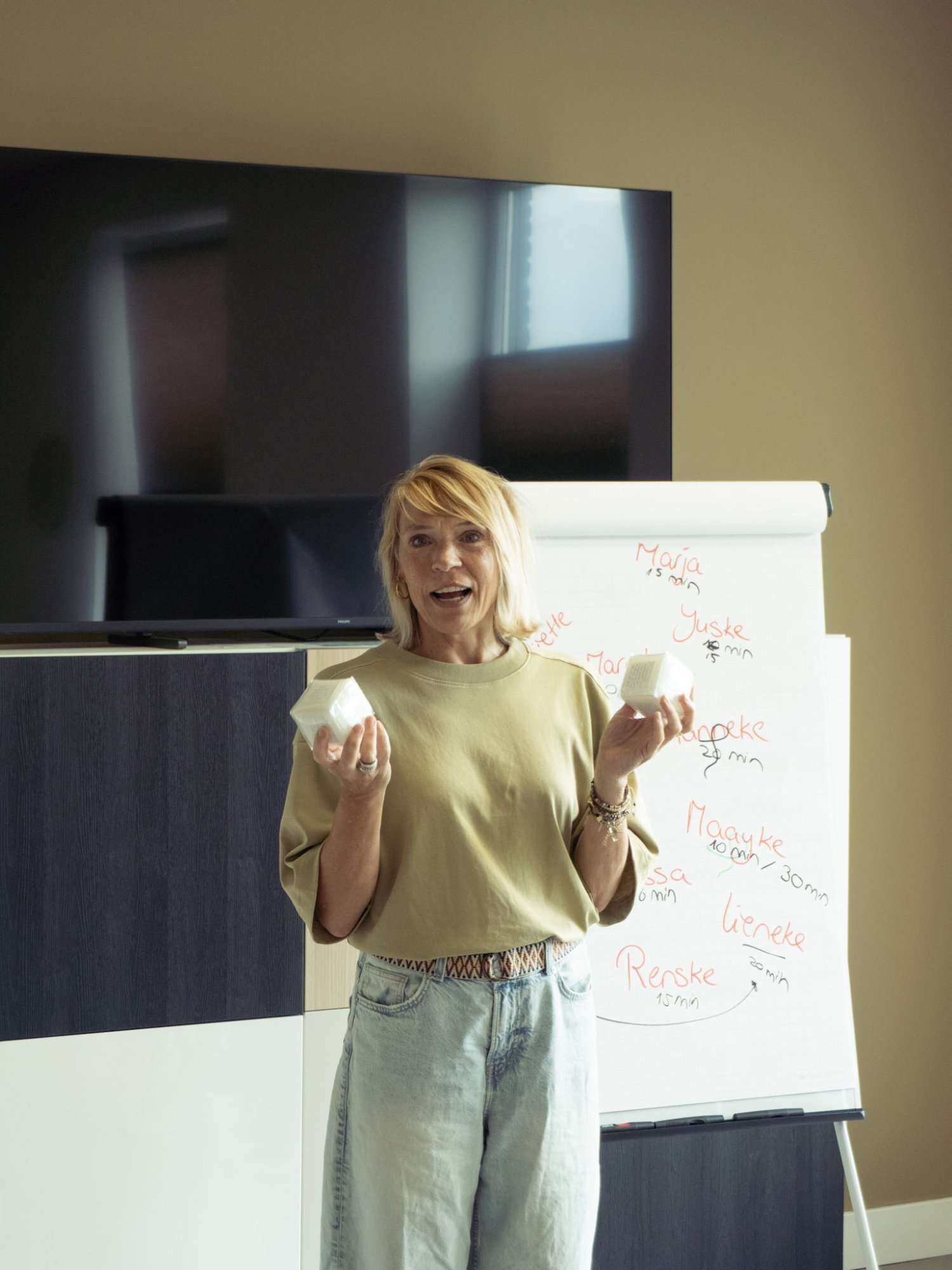 Trainer begeleidt deelnemers tijdens de MapsTell-certificering
