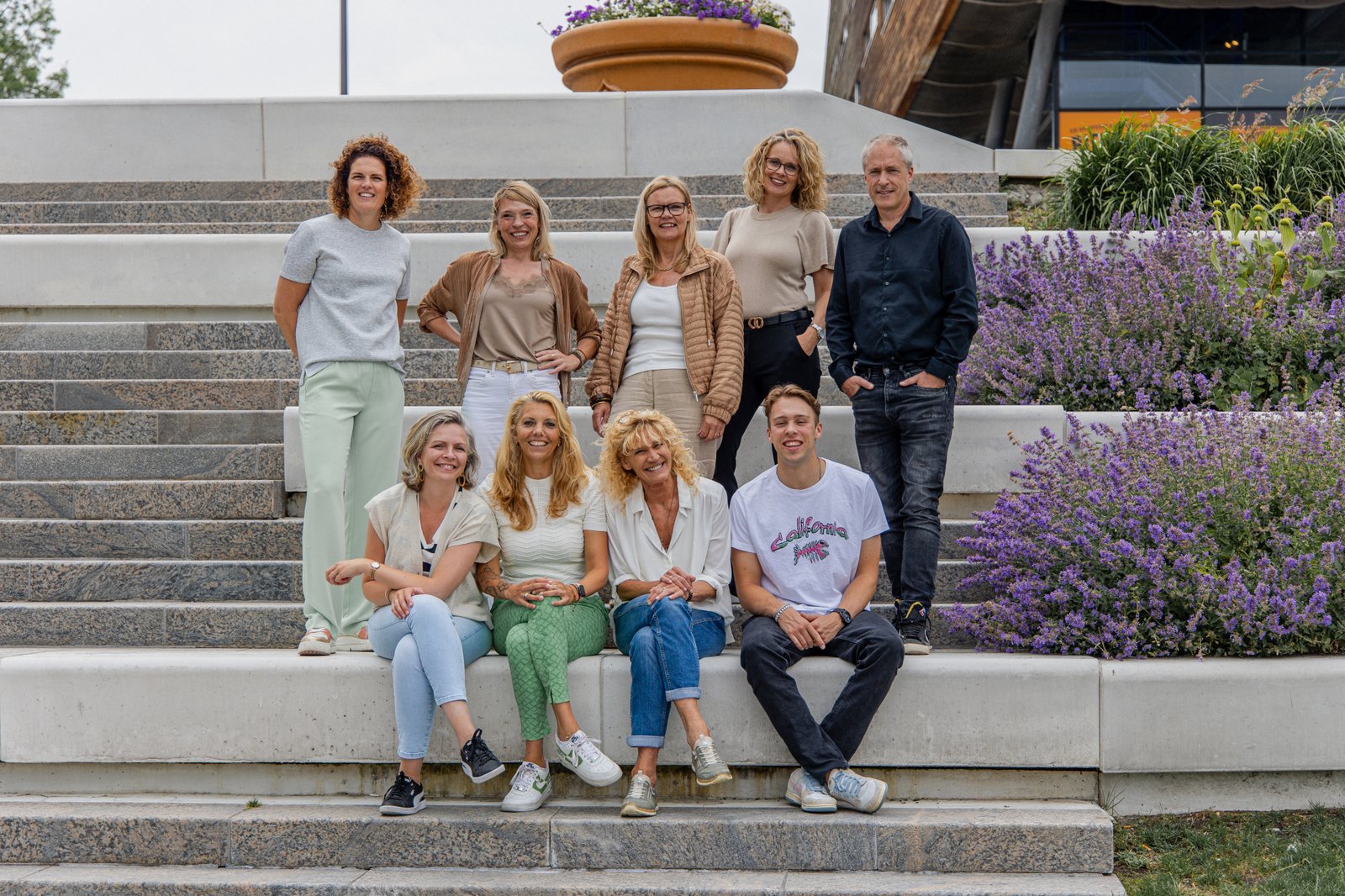 Het team van Extra Trainers bij elkaar op de trap