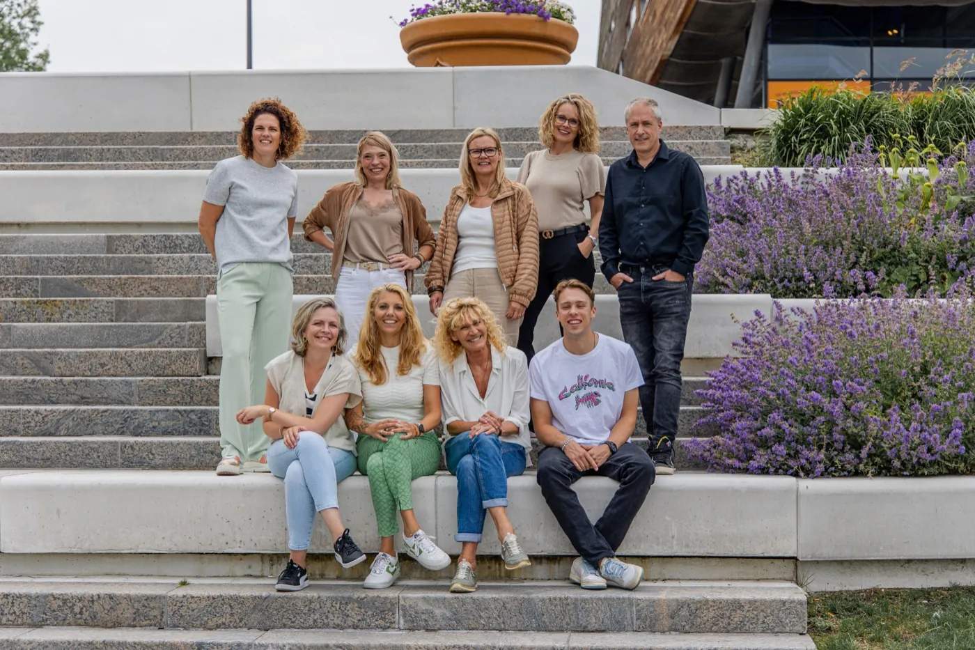 Het team van Extra Trainers bij elkaar op de trap